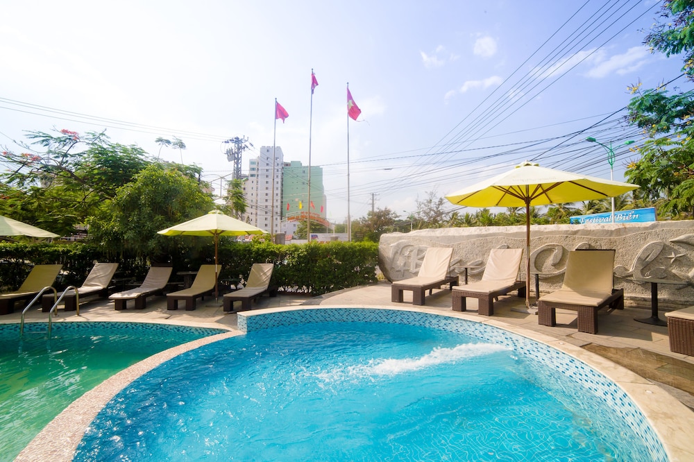 The Light Hotel Resort 7/70