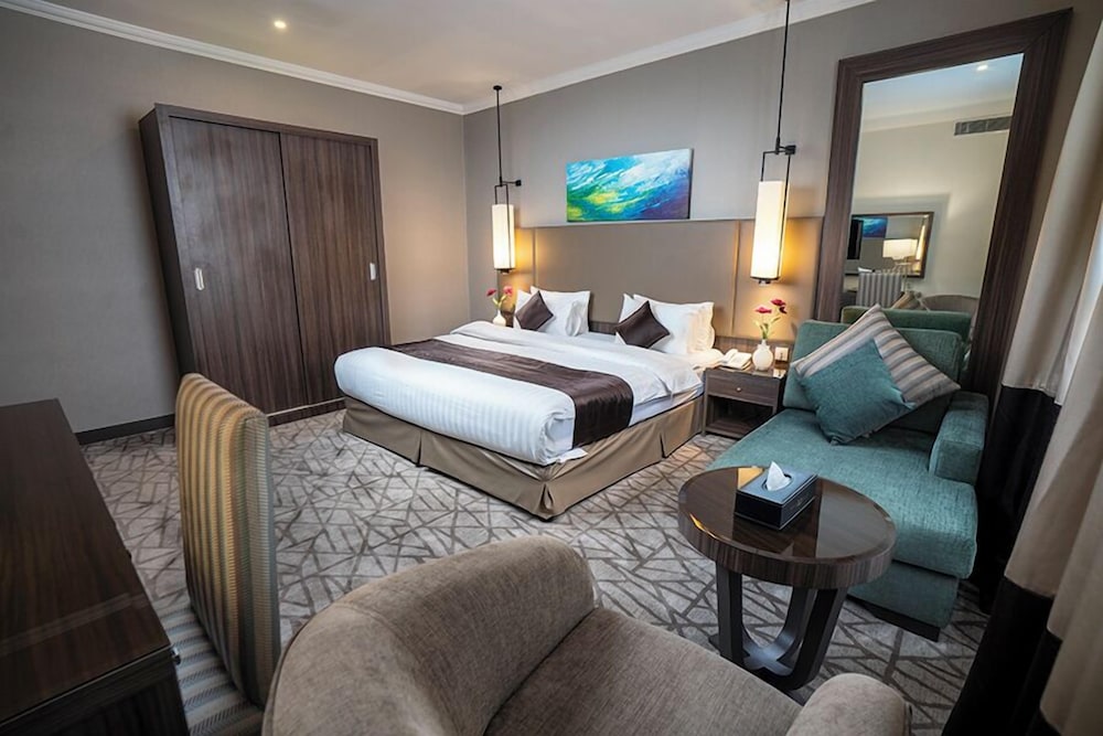 SUPERIOR, SUITE, KING BED, SOFA