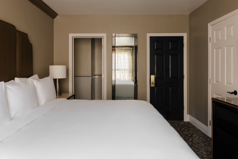 Bijou Hotel 6/50
