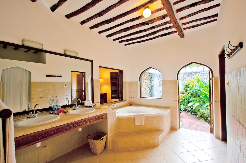 Bluebay Beach Resort & Spa 22/52