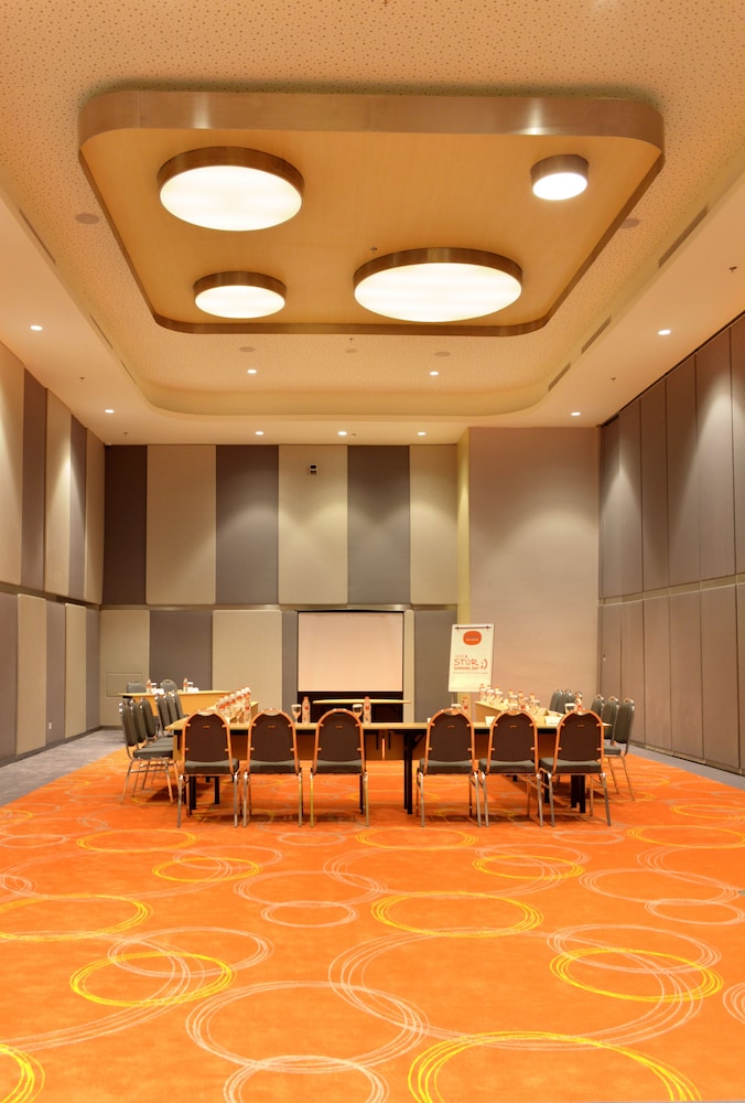 HARRIS Hotel & Conventions Bekasi 37/47