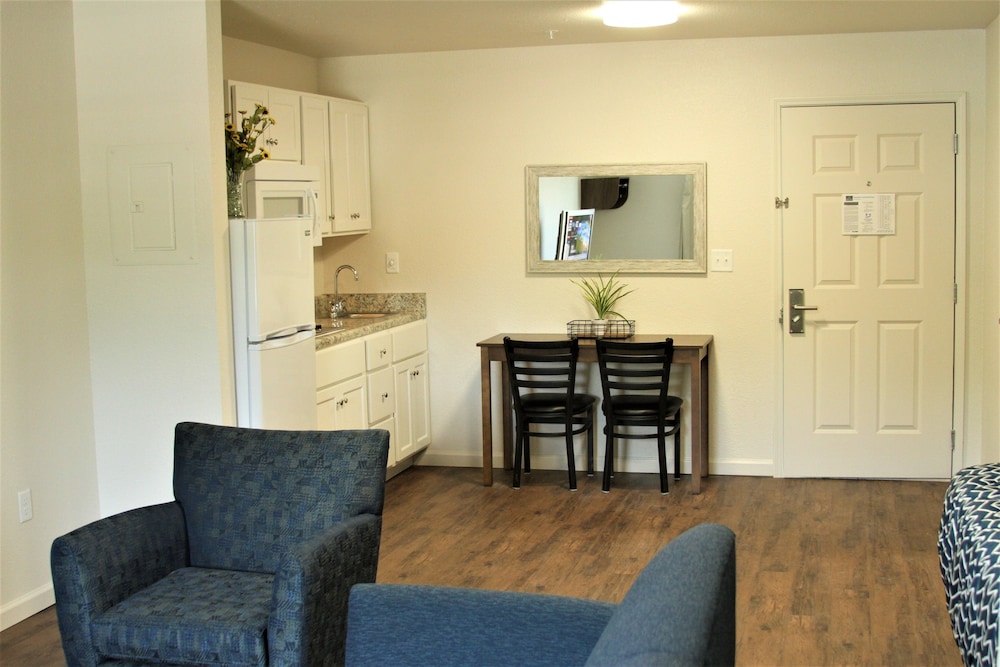 Stay Plus Extended Stay Suites 22/33