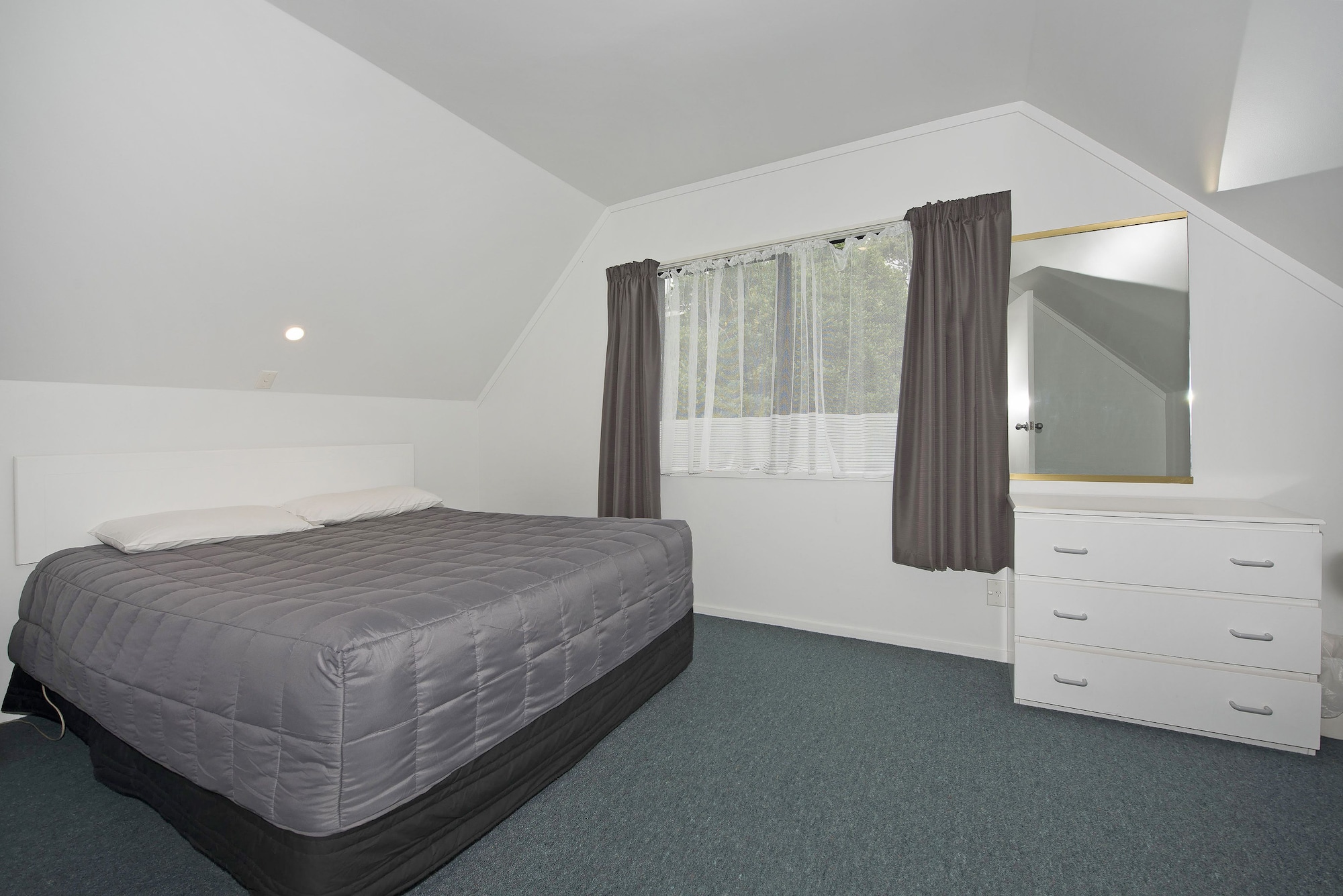 2 BEDROOMS, SUITE, UNIT KITCHEN