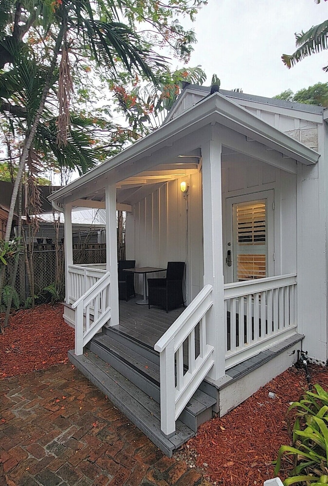The Paradise Inn Adults Only 8/75