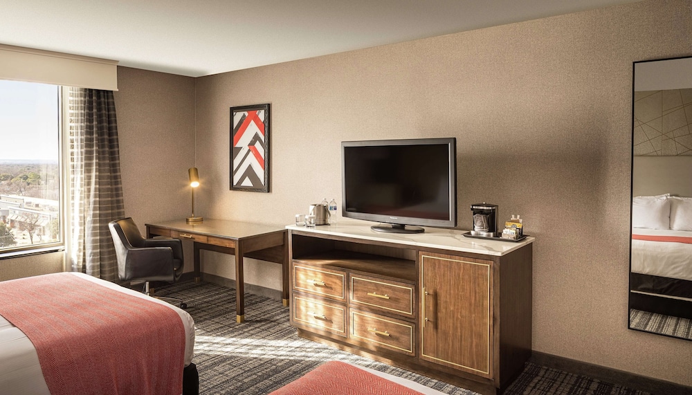DoubleTree by Hilton Hotel Dallas Near the Galleria 45/48