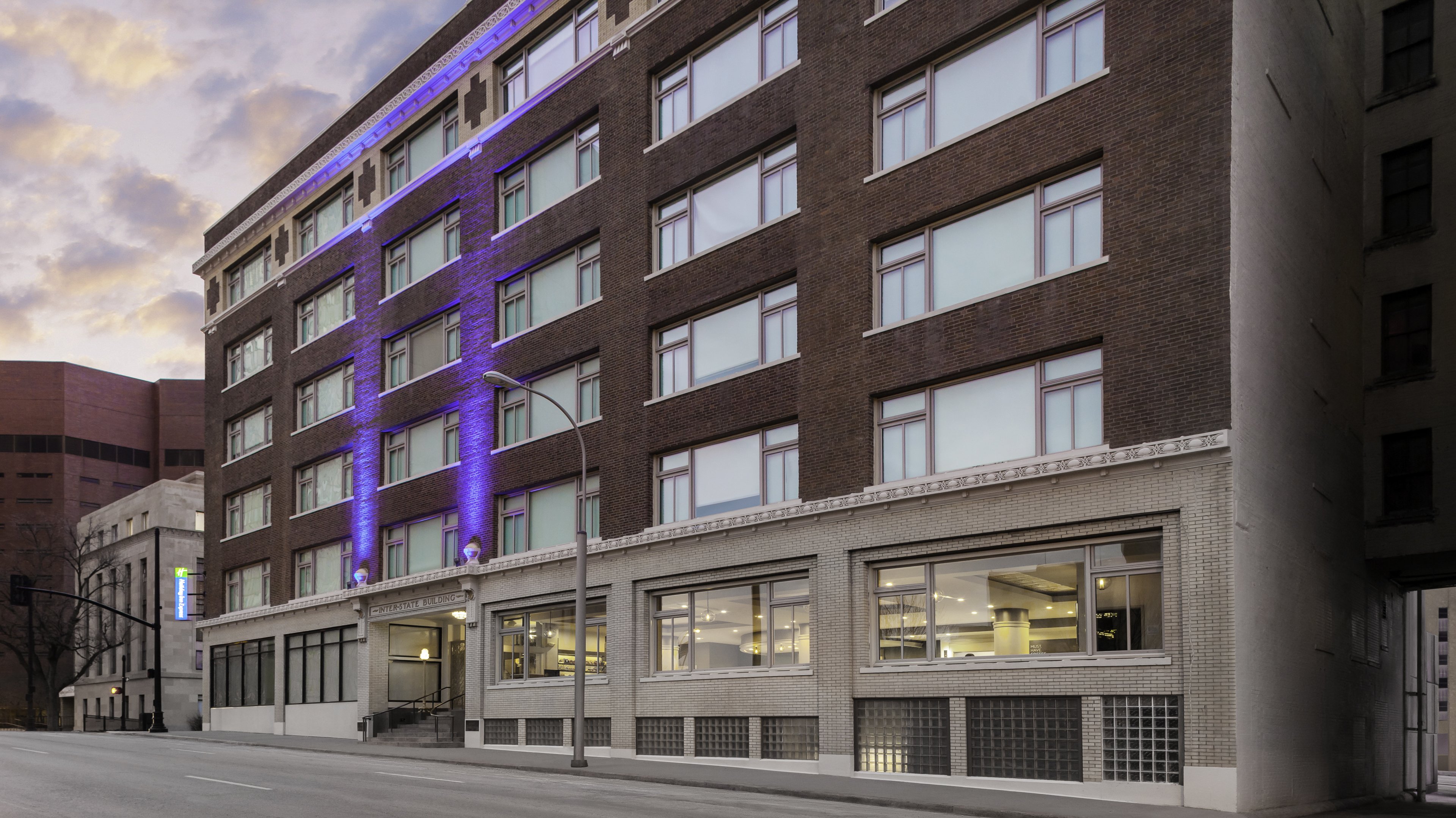 HOLIDAY INN EXPRESS KANSAS CITY DOWNTOWN 3/72