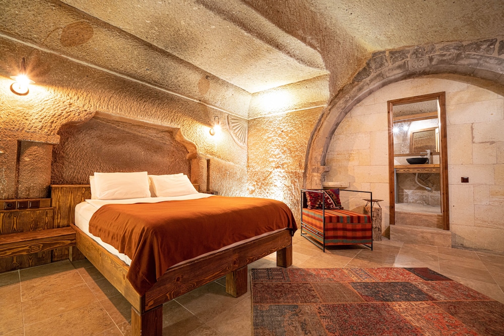 Alice in Cappadocia 13/46