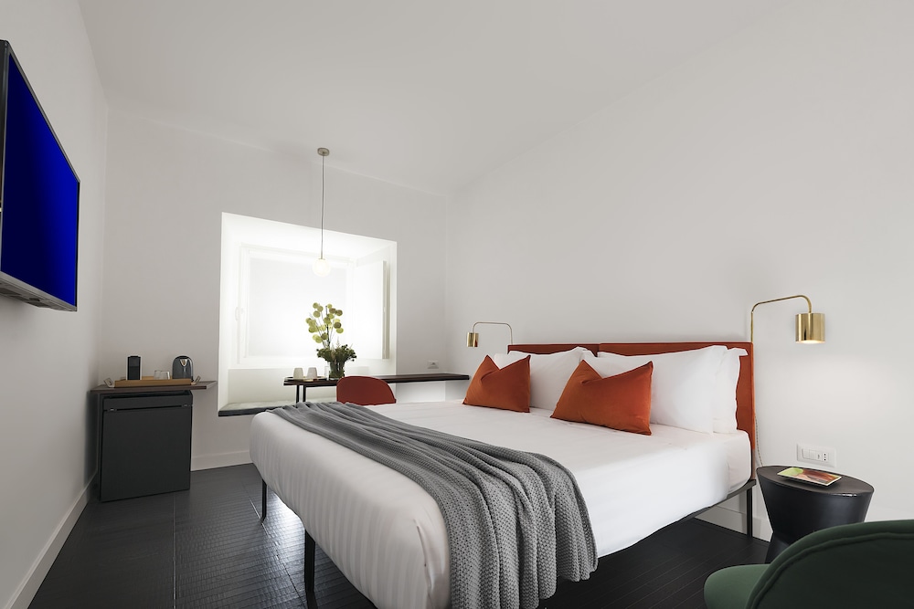 DELUXE, DOUBLE OR TWIN BED