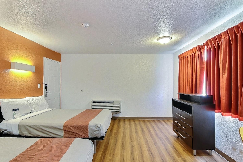Motel6 Ventura, CA - South 26/61