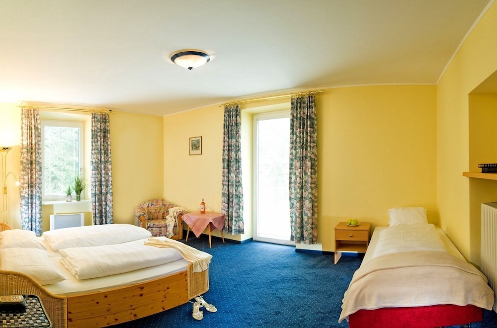 Euro Youth Hotel & Krone 39/66