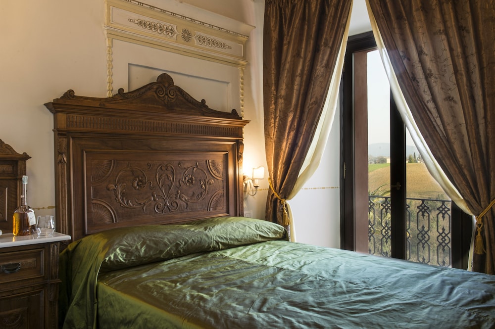 Superior, Single, Queen Bed, Hill View, Balcony