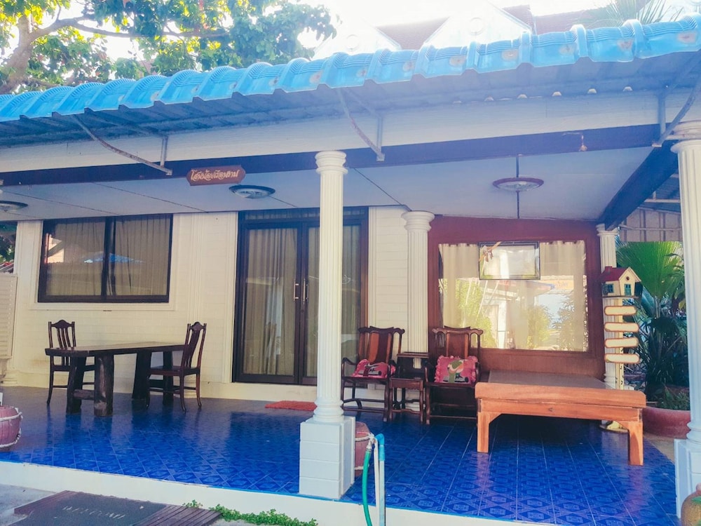 The Uncle Beach Resort 5/50