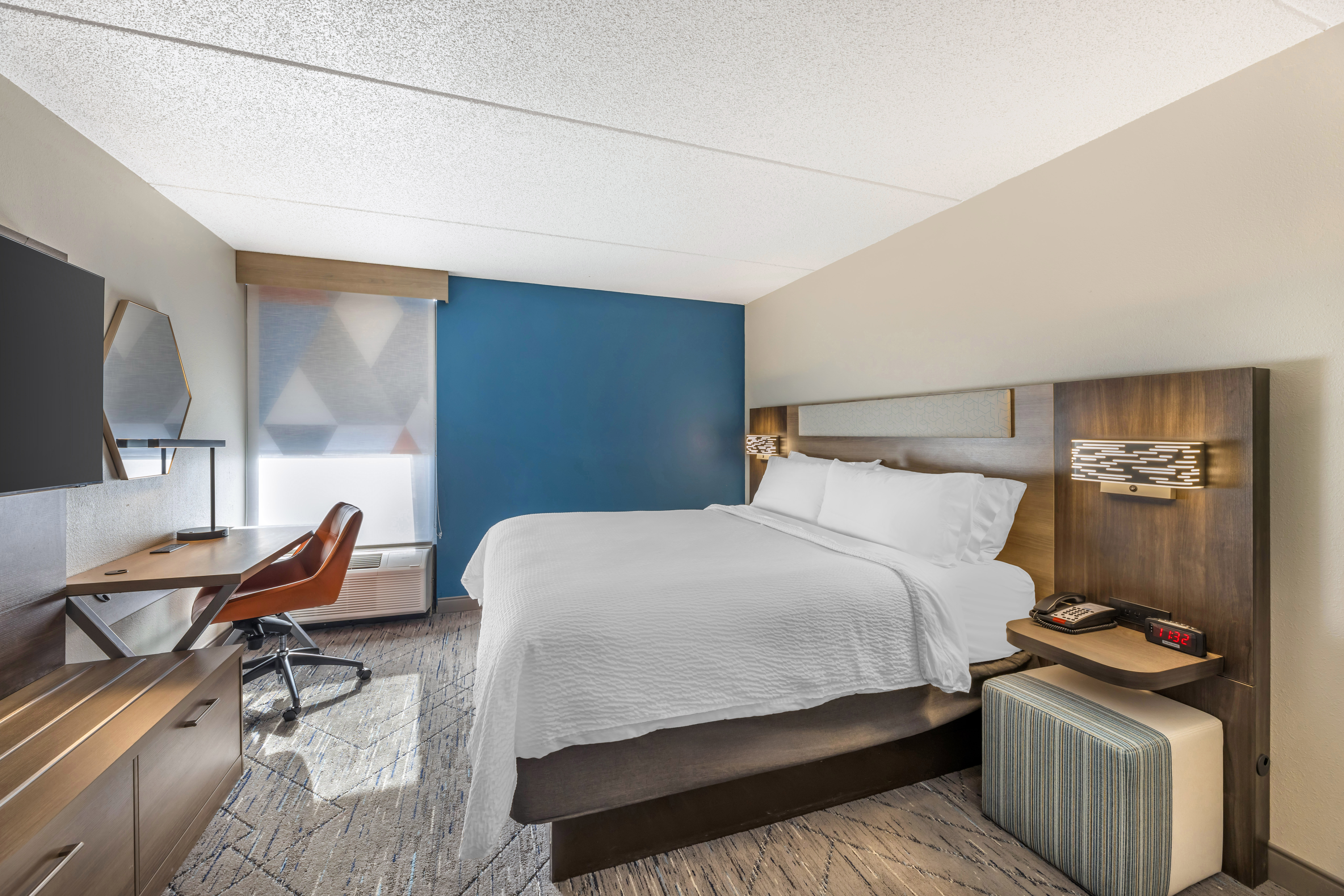 Holiday Inn Express Crestwood 24/69
