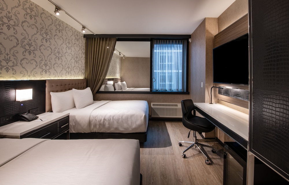 STANDARD, 2 DOUBLE BEDS, ACCESSIBLE