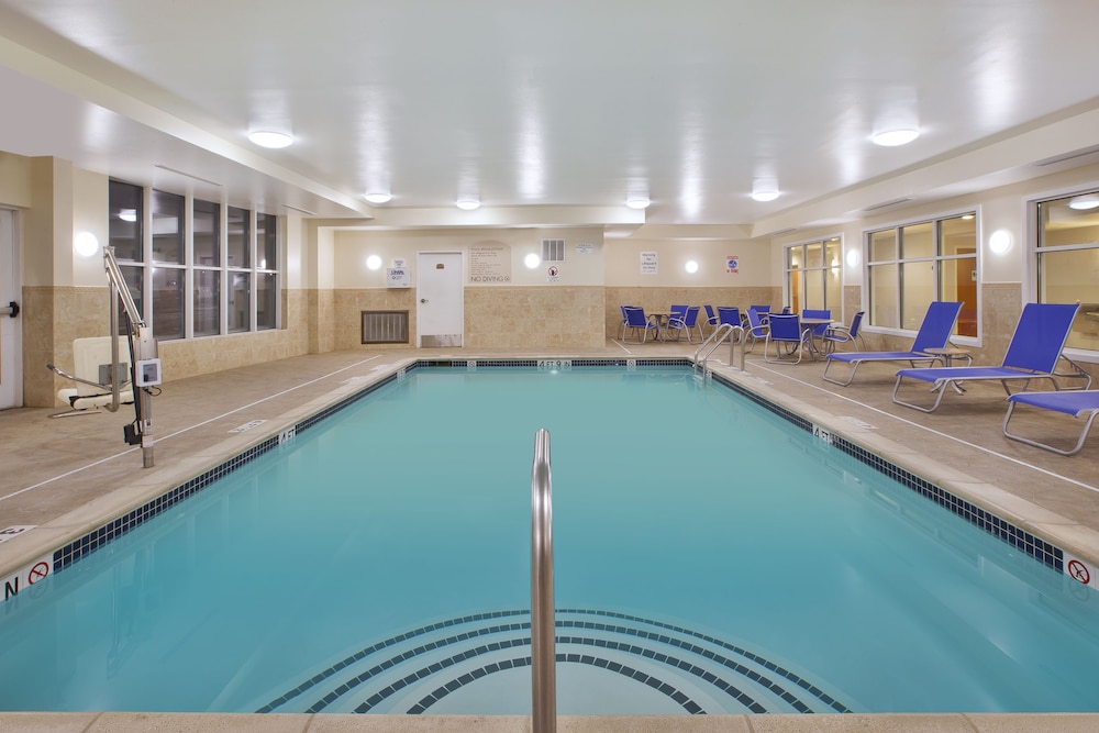 Holiday Inn Express Hotel Suites Auburn Hills 42/65
