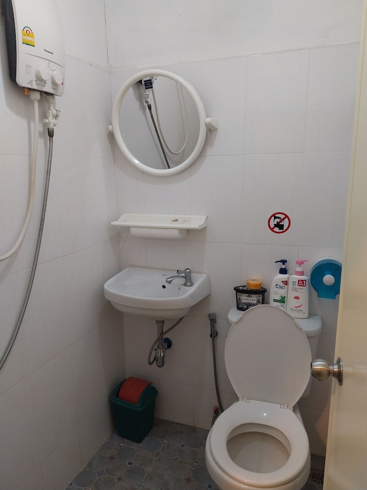 Danee Hostel 54/55