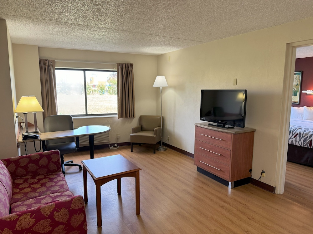 Red Roof Inn and Suites Cleveland - Elyria 49/64