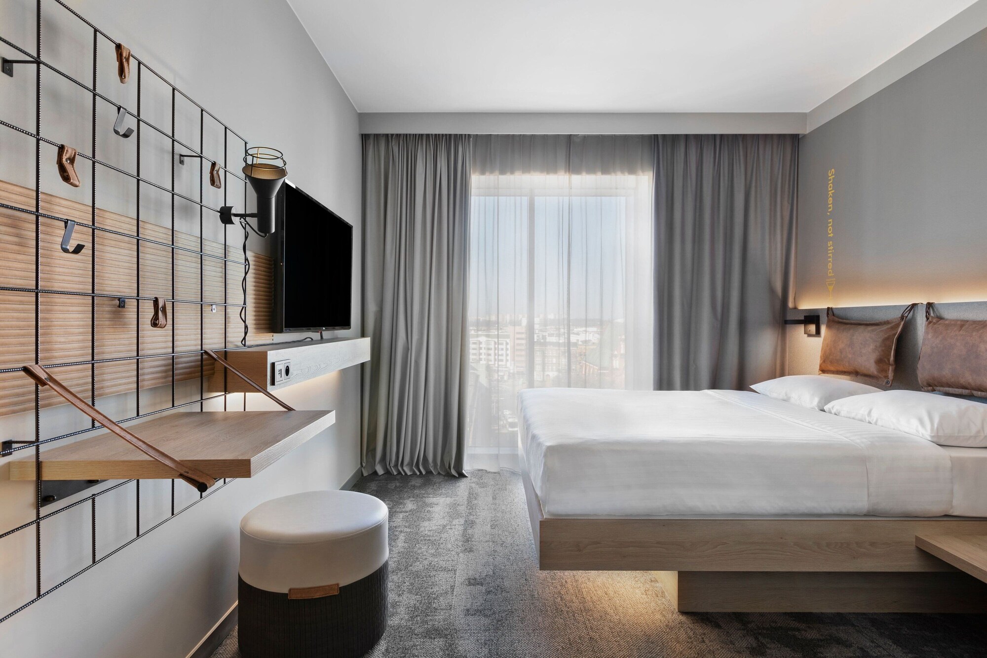 Room, Queen Bed, City View, Moxy Szczecin City 3/3