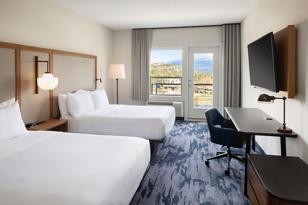 room, 2 queen beds, mountain view