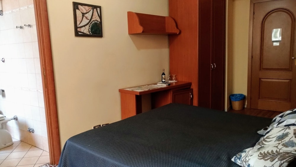 Nicolas Inn 10/50