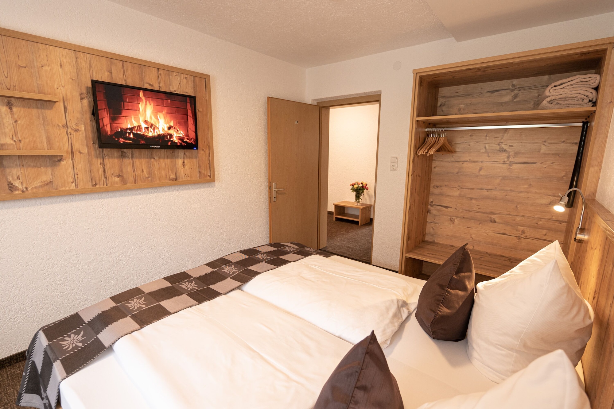 3 Bedrooms, Apartment, 1 Single and 2 Queen Beds, Mountain View