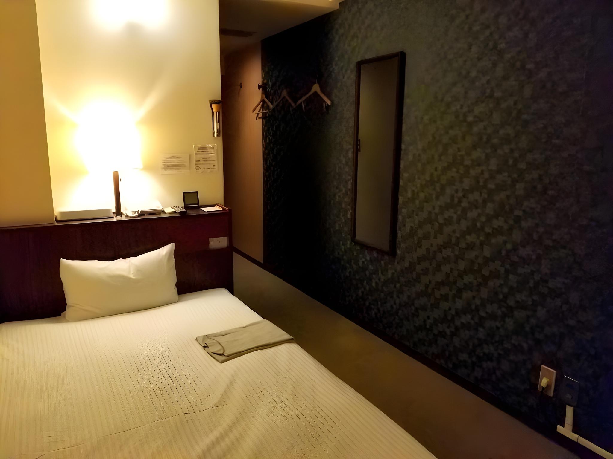 ROOM, SINGLE