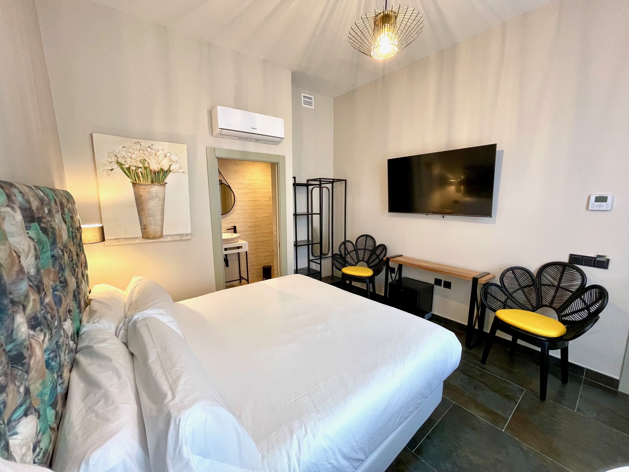 غرفة بسرير مزدوج بجاكوزي