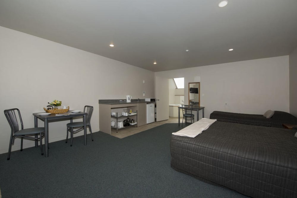 Lake Point Motel 9/37