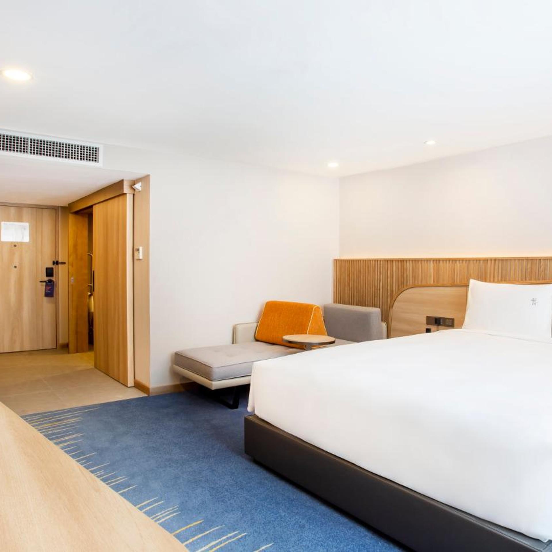 Suite, Queen Bed, Sofa