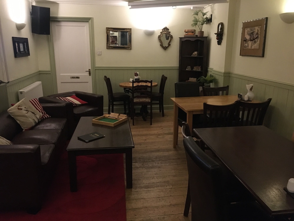The Hollies Inn 18/29