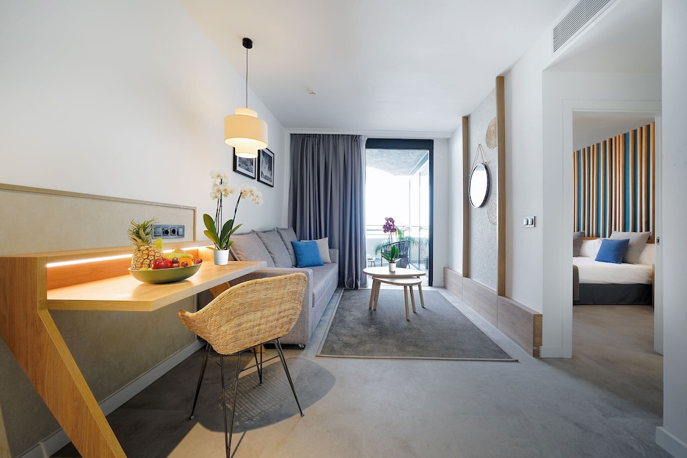 HOVIMA Suites Costa Adeje 40/64