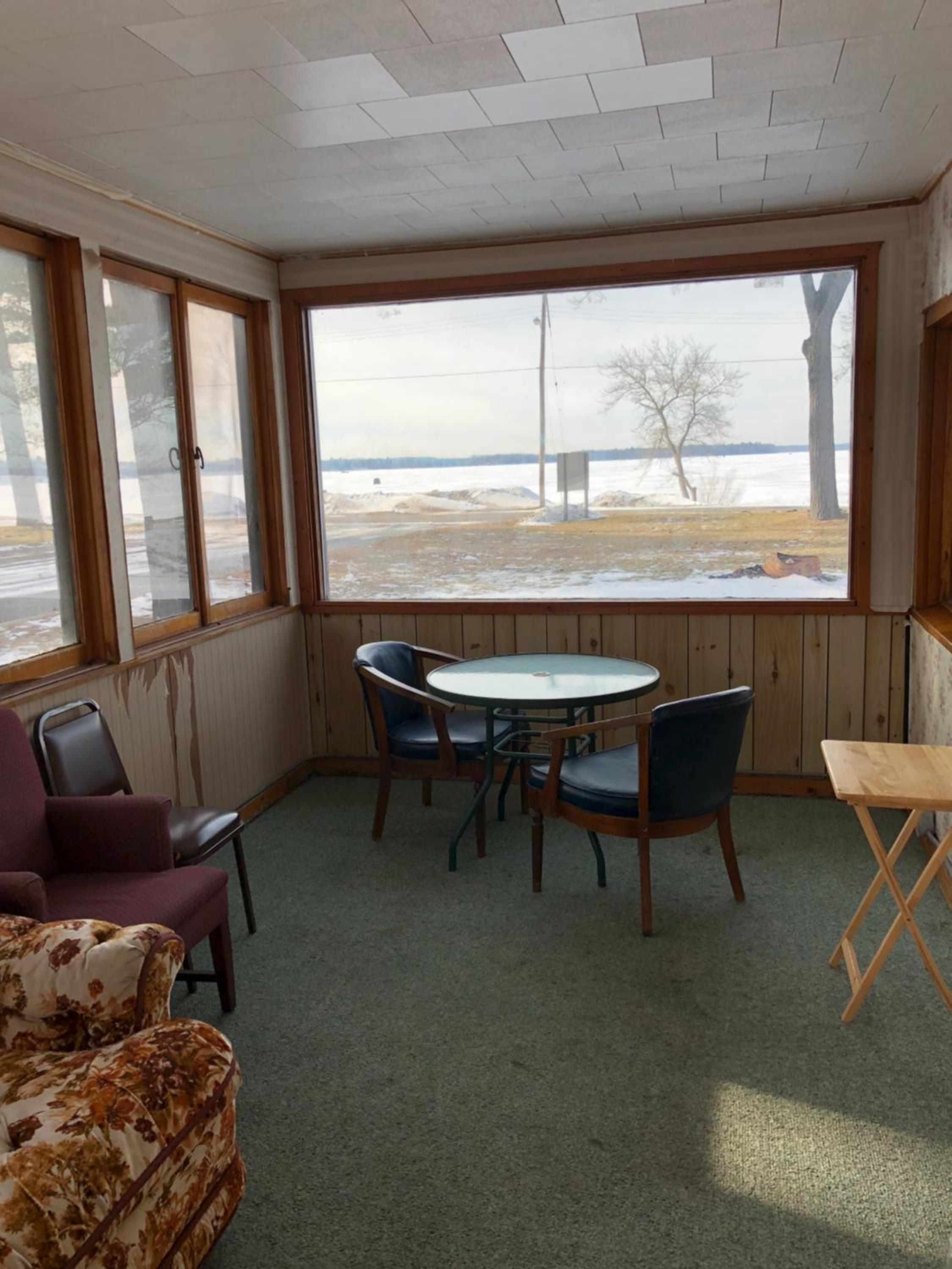 Sun 'n Snow Motel 32/50