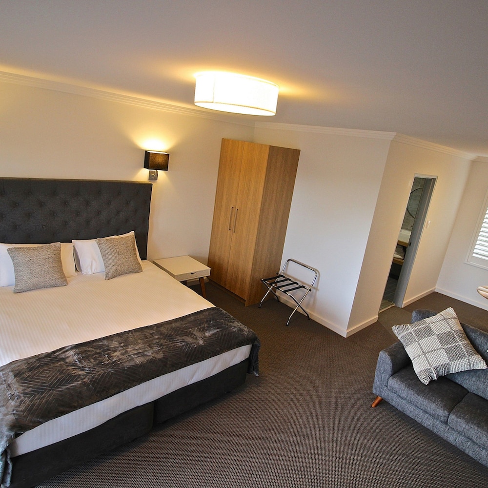 Quays Hotel 8/45