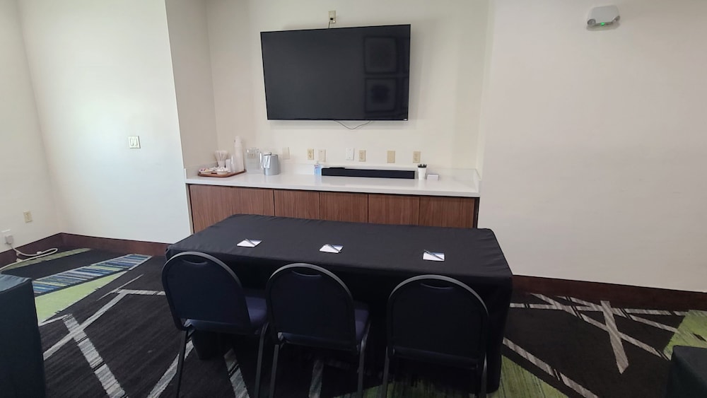 Holiday Inn Express Hotel & Suites San Antonio Nw Near Seaworld 63/76