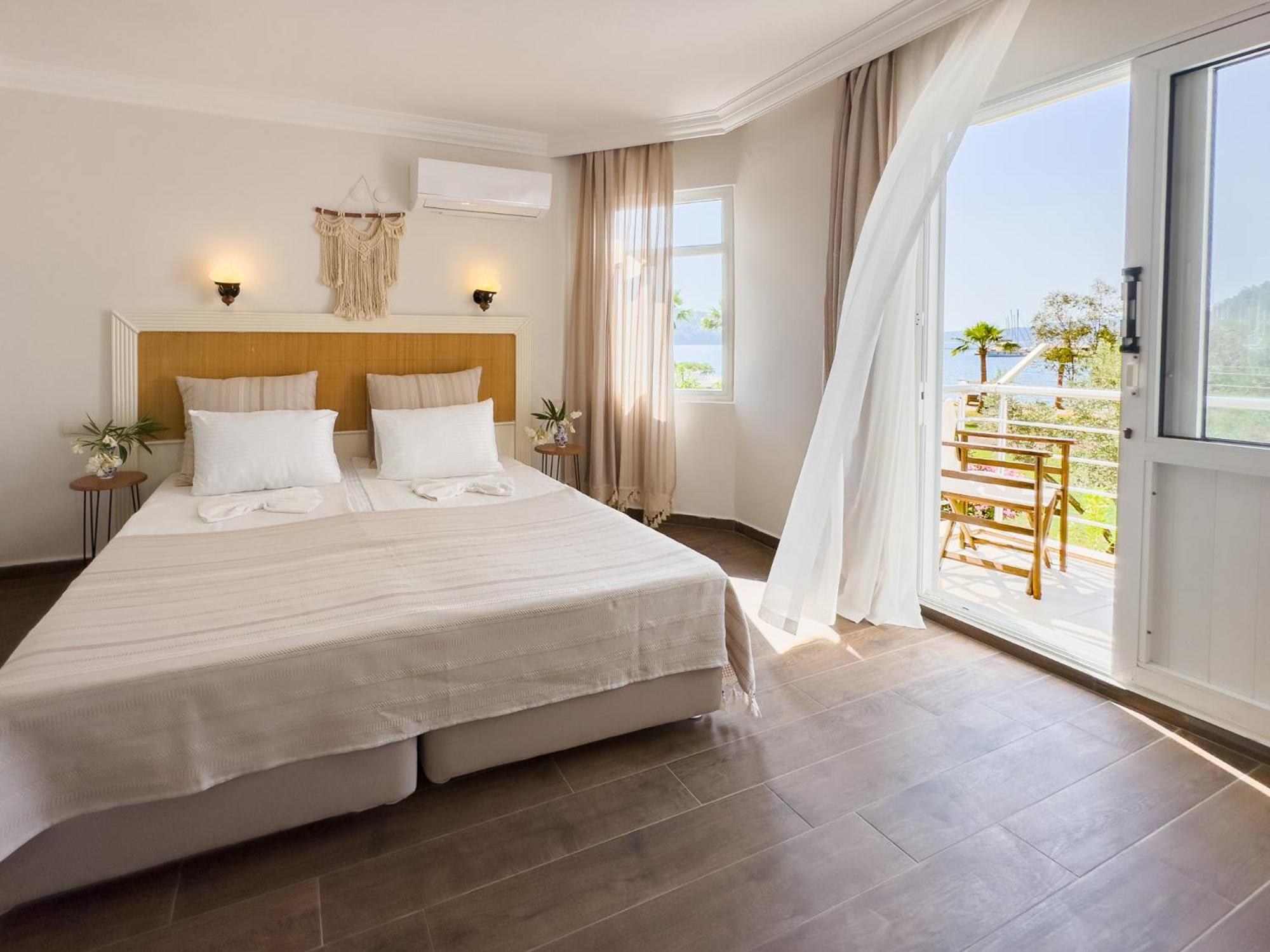 Chillos Beach Hotel & Lounge 11/43