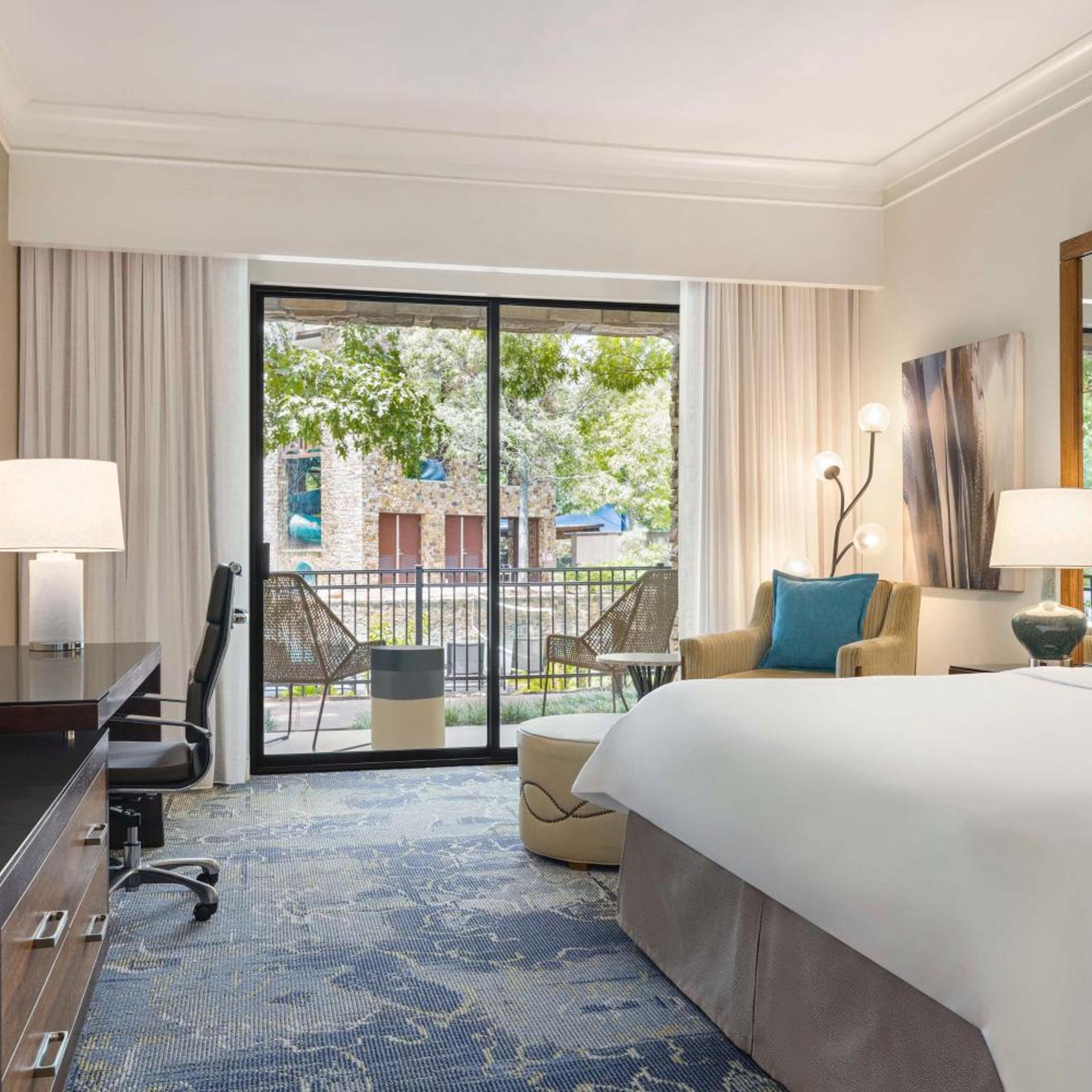 Room, King Bed, with Pool, Accessible، The Woodlands Resort, Curio Collection by Hilton 2/6