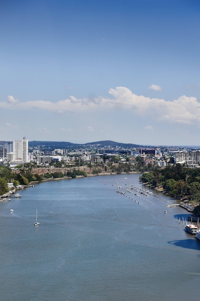 BRISBANE MARRIOTT HOTEL 56/57