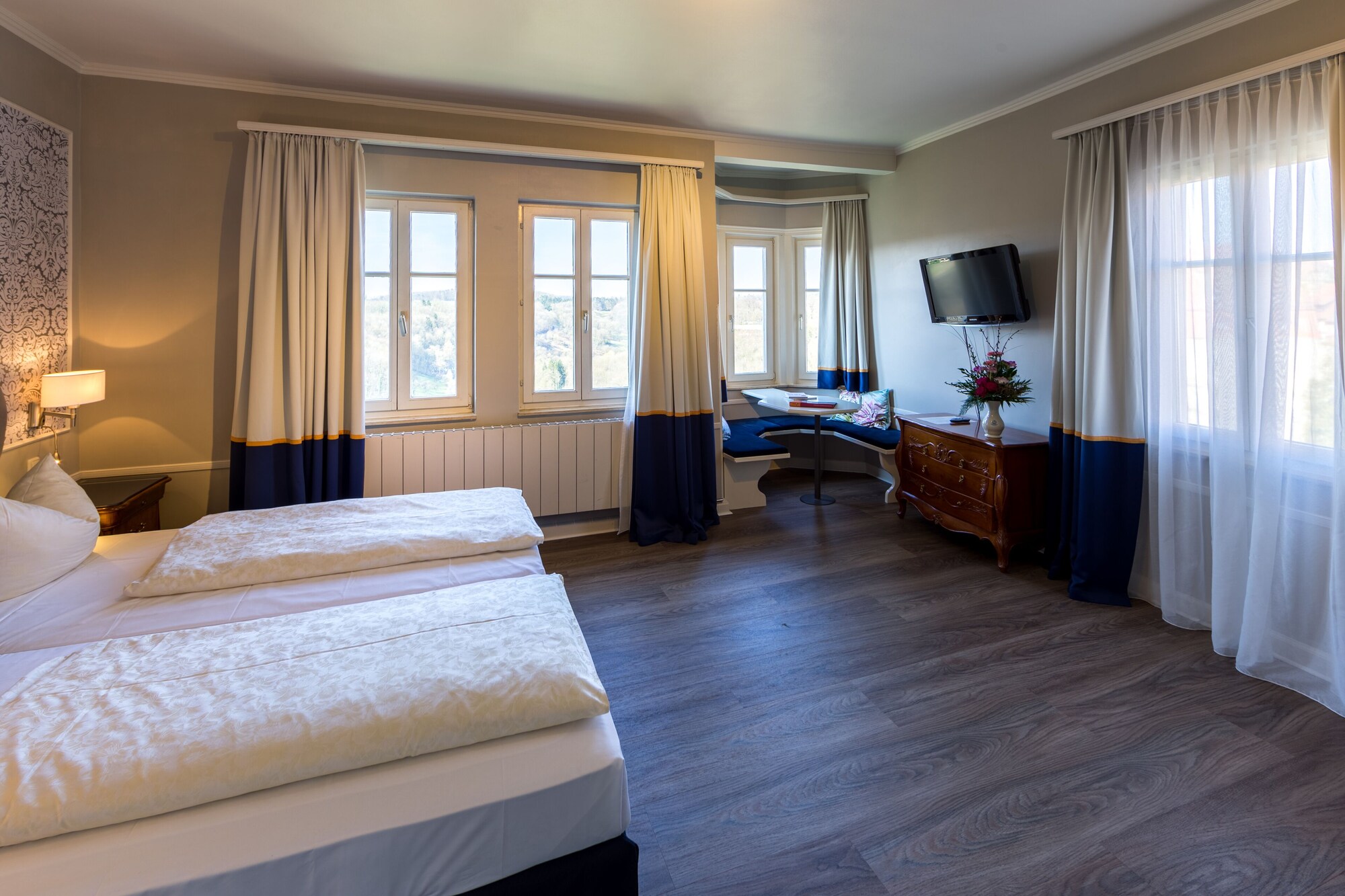 Room, Twin Beds, Valley View