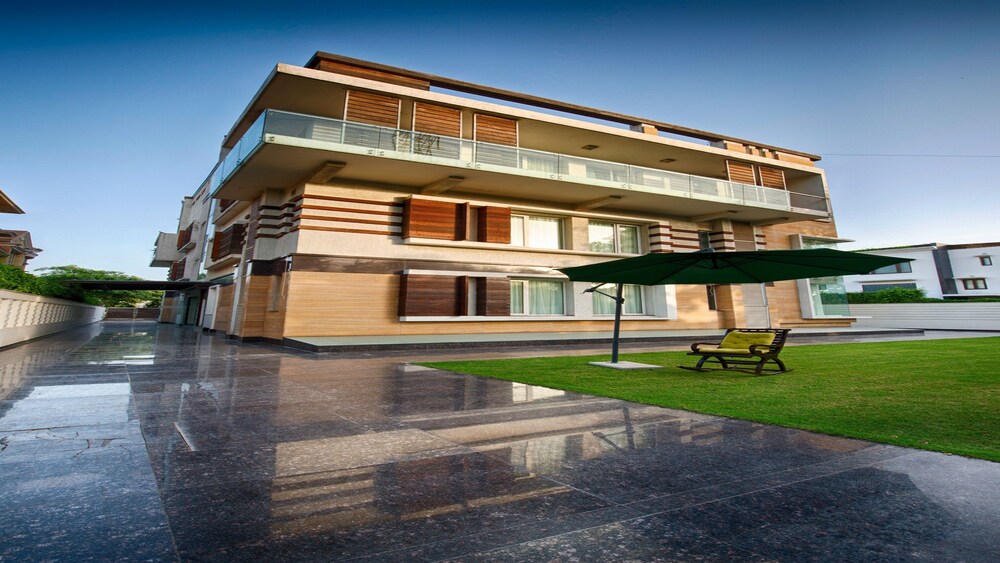 Stately Suites, Golf Course Road 1/58