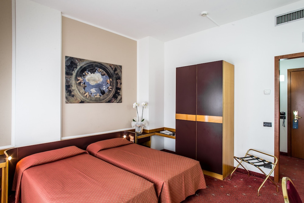 Hotel Mirage 34/66