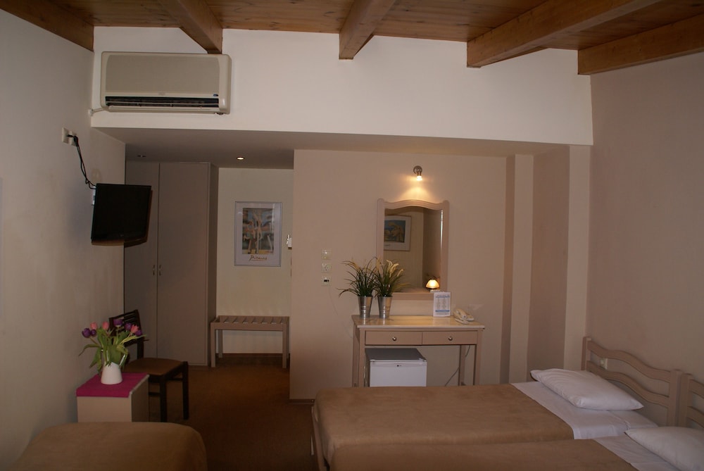 Yria Hotel 66/78