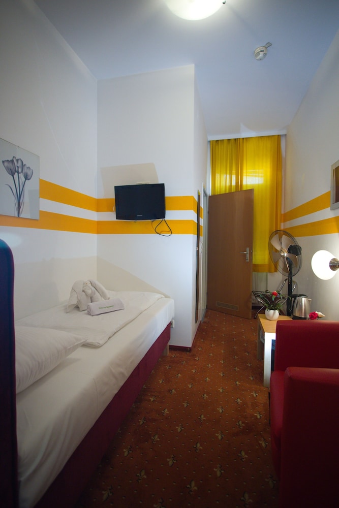 ROOM, SINGLE