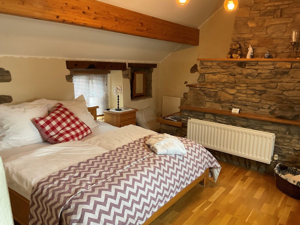 Armidale Cottages Bed & Breakfast 5/28