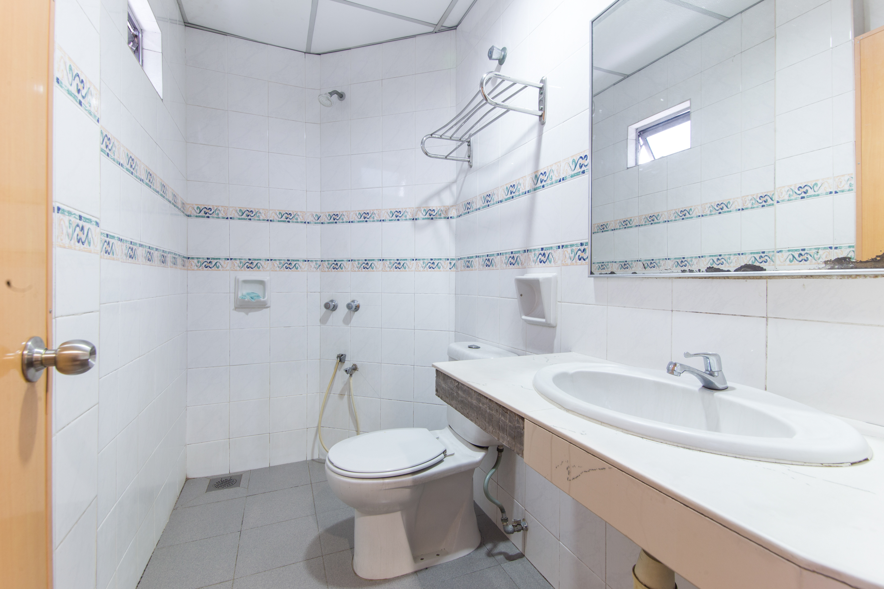 Super OYO 447 Comfort Hotel Meru 16/18