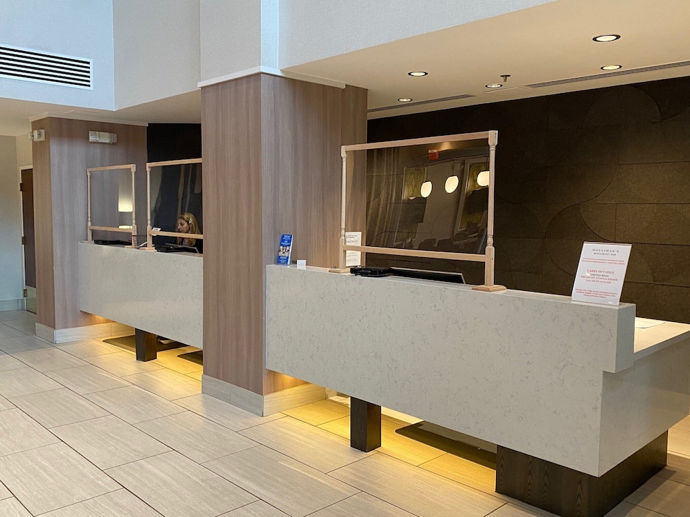 Crowne Plaza Dulles Airport 8/72