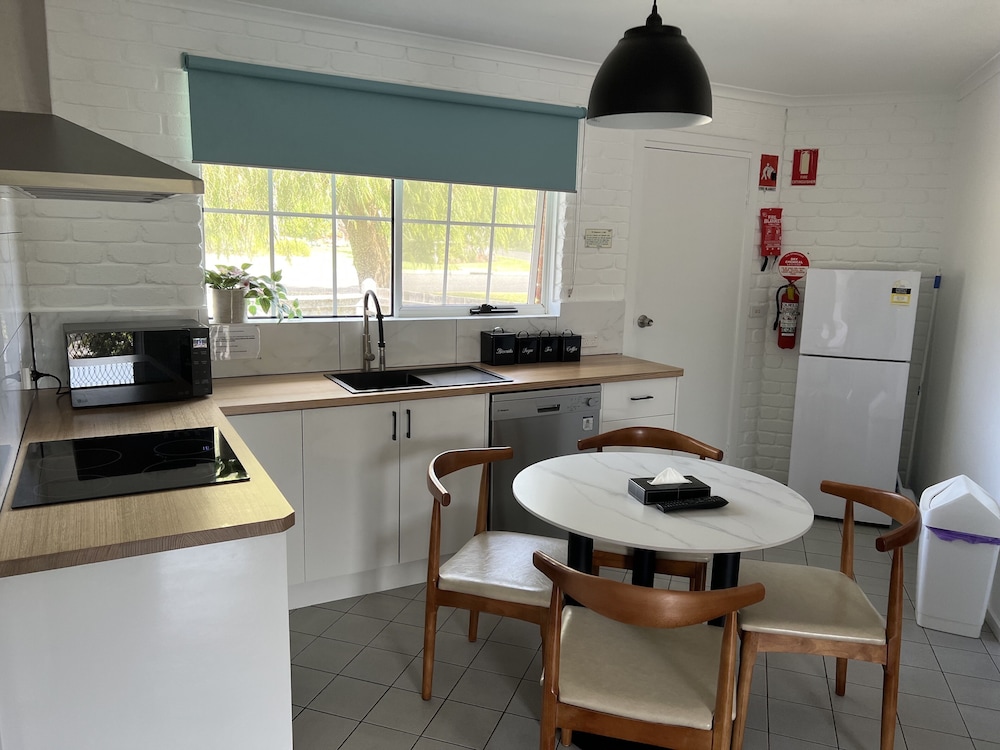 PORT CAMPBELL MOTOR INN 36/50