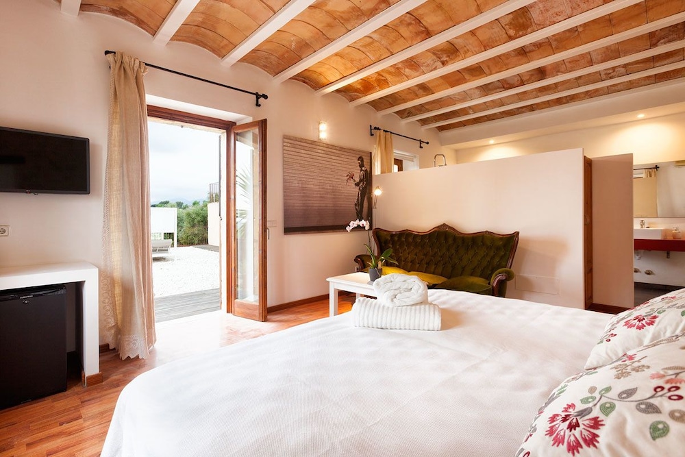 BUSINESS, DOUBLE OR TWIN BED