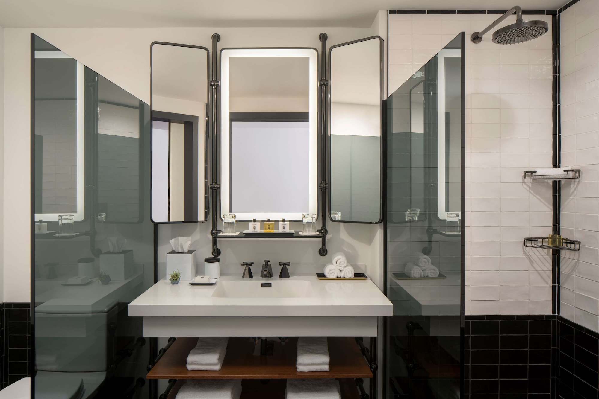 Room, 2 Queen Beds, Water View