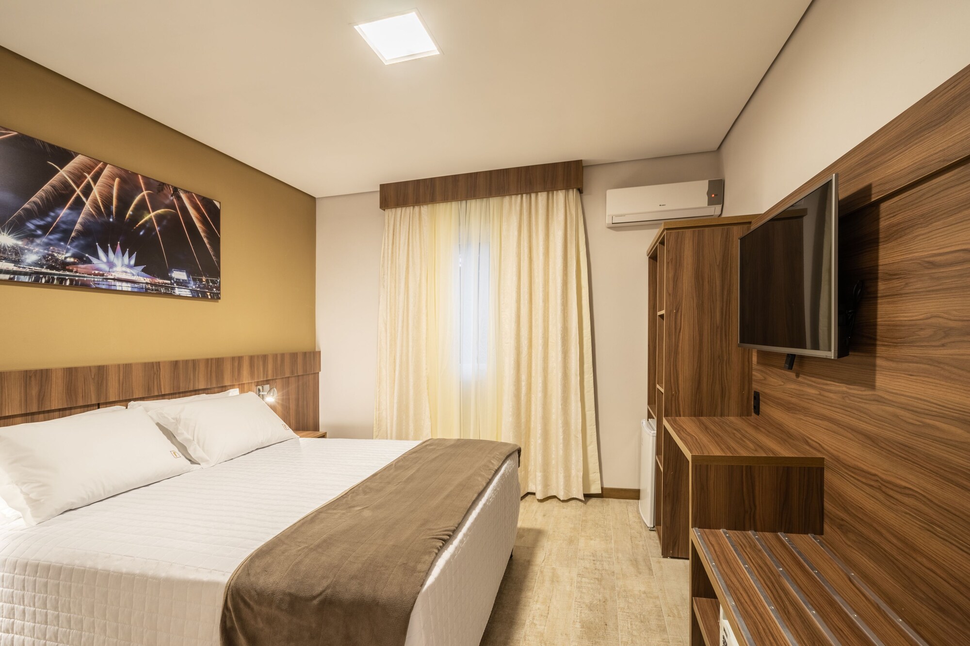 DELUXE, QUEEN BED