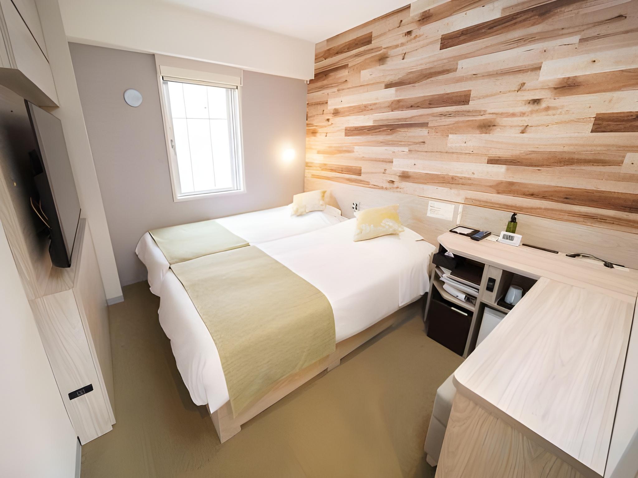 Compact, Twin Beds, Bathtub